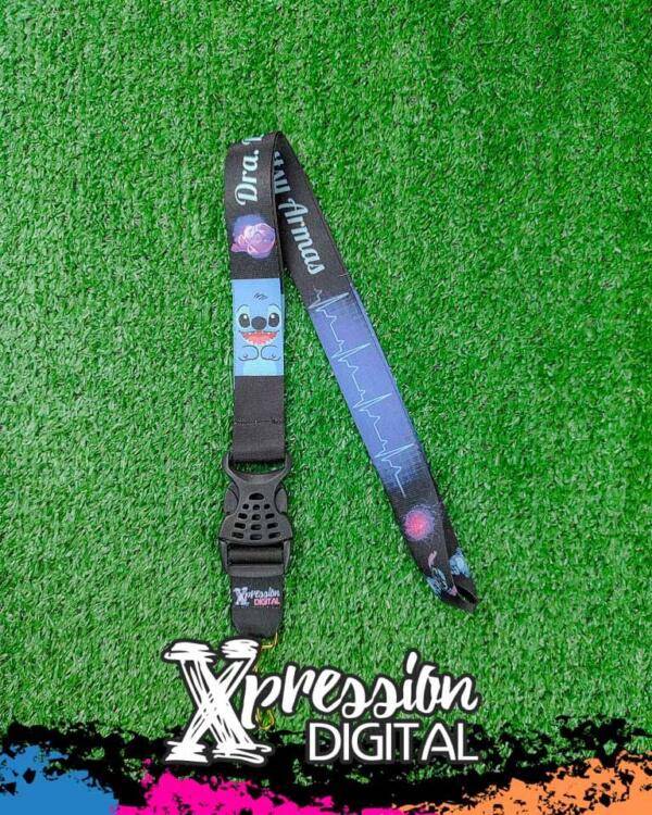 Lanyard stitch sonriendo